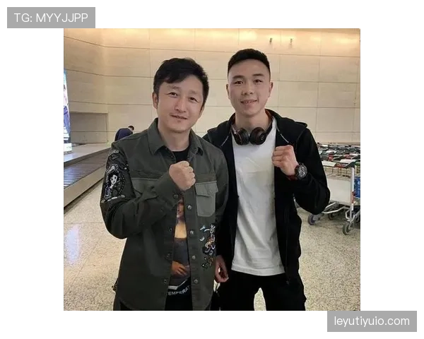 徐灿一张机场随手照：外套像个小豪宅，手里拎着便利店袋子，脑子短路了